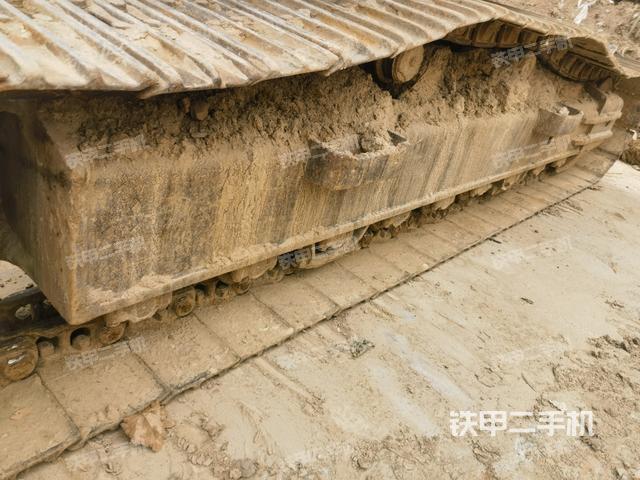 單側(cè)履帶整體(整機(jī)外觀) 單側(cè)履帶整體(整機(jī)外觀)
