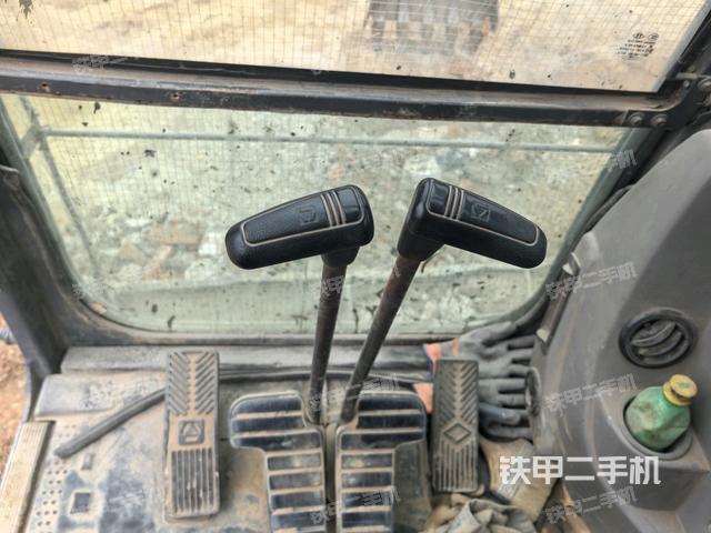 行走控制手柄和踏板?俯拍（駕駛室部分）