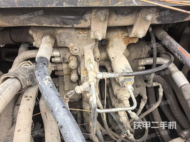 回轉(zhuǎn)馬達(dá)和主控閥（整機(jī)外觀）