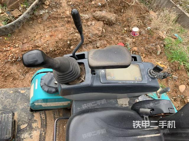 回轉馬達和主控閥(整機外觀) 回轉馬達和主控閥(整機外觀)