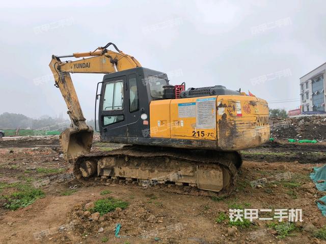 现代R215-7C挖掘机的设备实拍-第2张实拍照片