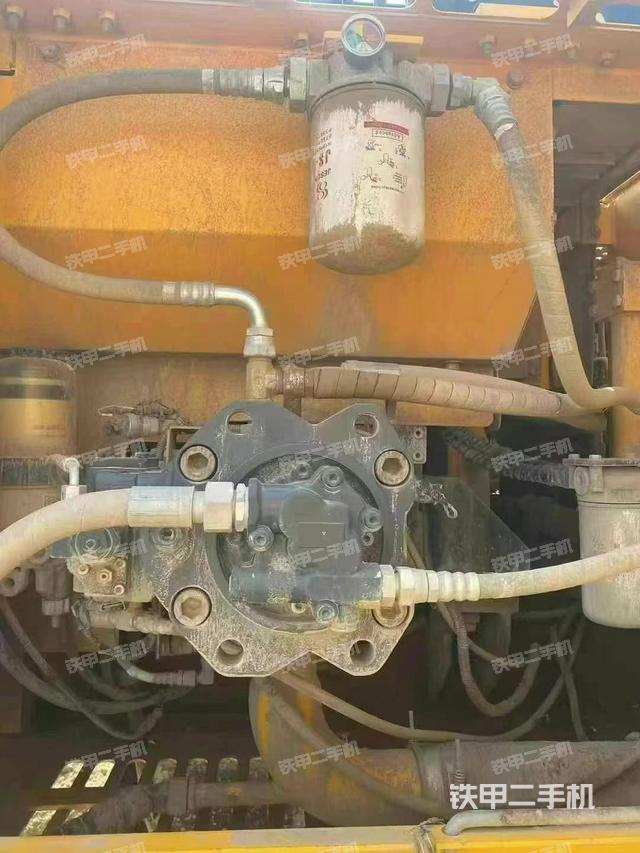 液壓泵艙室正面整體（整機外觀）