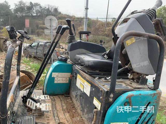 駕駛室頂部(整機外觀) 駕駛室頂部(整機外觀)