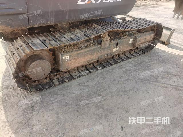 單側(cè)履帶整體(整機(jī)外觀) 單側(cè)履帶整體(整機(jī)外觀)