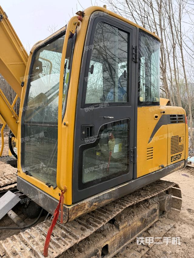 駕駛室整體（整機外觀）