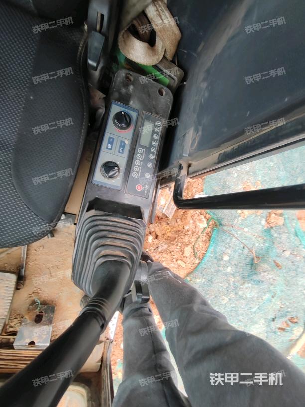 座椅右側(cè)控制臺/鑰匙門/油門/含右手柄（駕駛室部分）