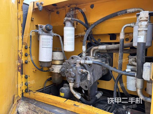 液壓泵艙室正面整體(整機(jī)外觀) 液壓泵艙室正面整體(整機(jī)外觀)