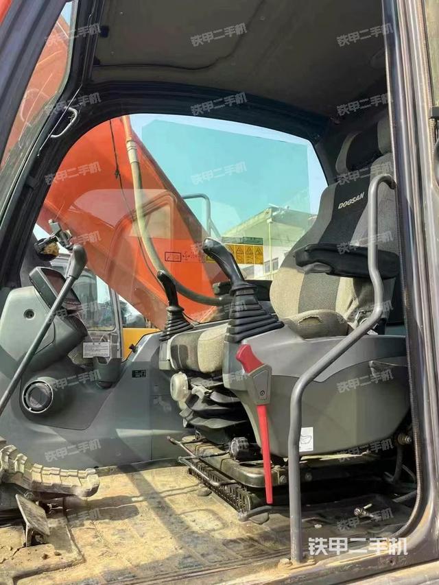 駕駛室整體（整機外觀）