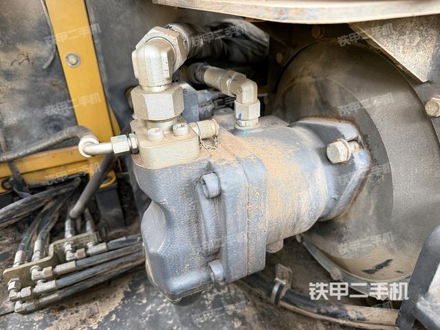 液壓泵艙室正面整體（整機外觀）