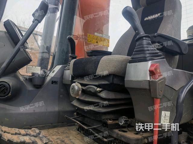 駕駛室整體(整機(jī)外觀) 駕駛室整體(整機(jī)外觀)