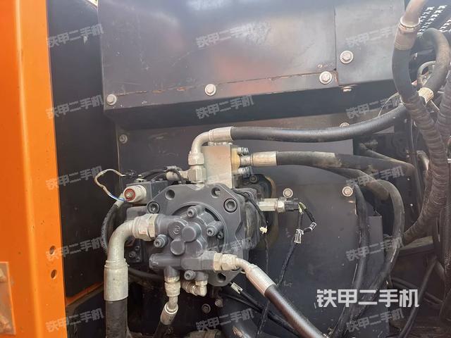 液壓泵艙室正面整體(整機外觀) 液壓泵艙室正面整體(整機外觀)