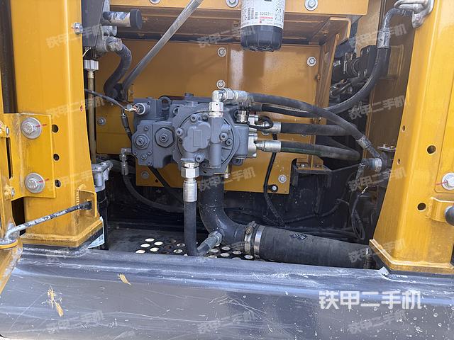 液壓泵艙室正面整體（整機(jī)外觀）