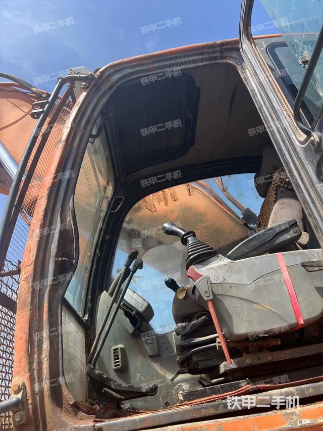 駕駛室整體(整機(jī)外觀) 駕駛室整體(整機(jī)外觀)