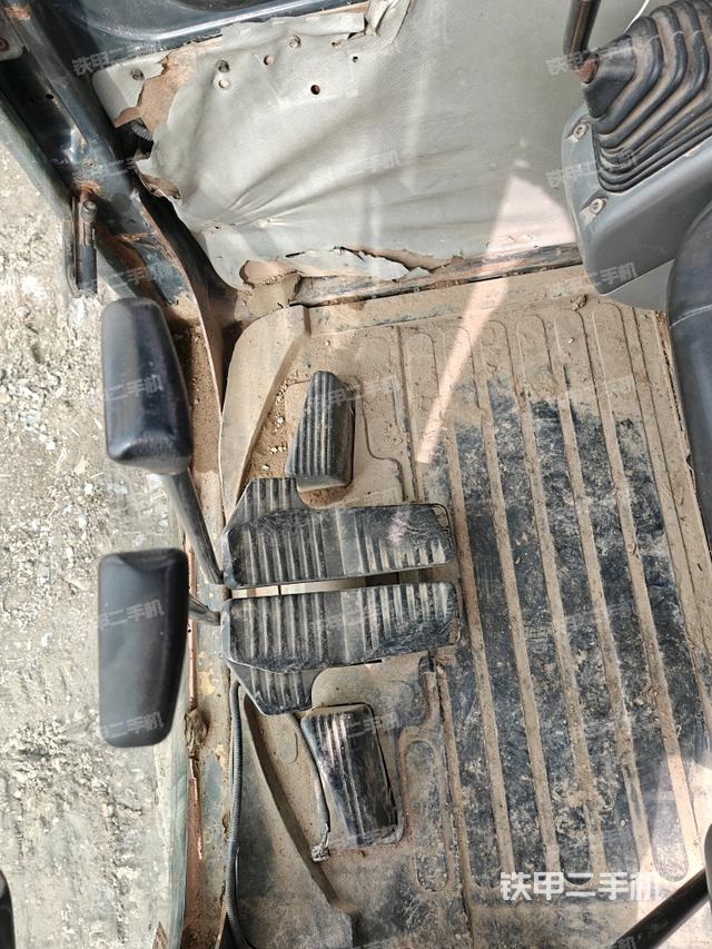 行走控制手柄和踏板?俯拍（駕駛室部分）