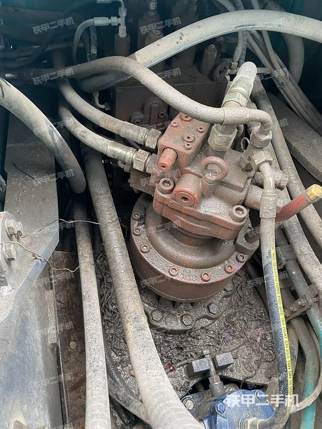 回轉(zhuǎn)馬達(dá)和主控閥（整機(jī)外觀）