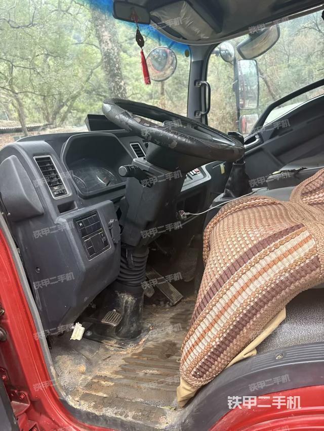 駕駛室正側(cè)（駕駛室/操作室）