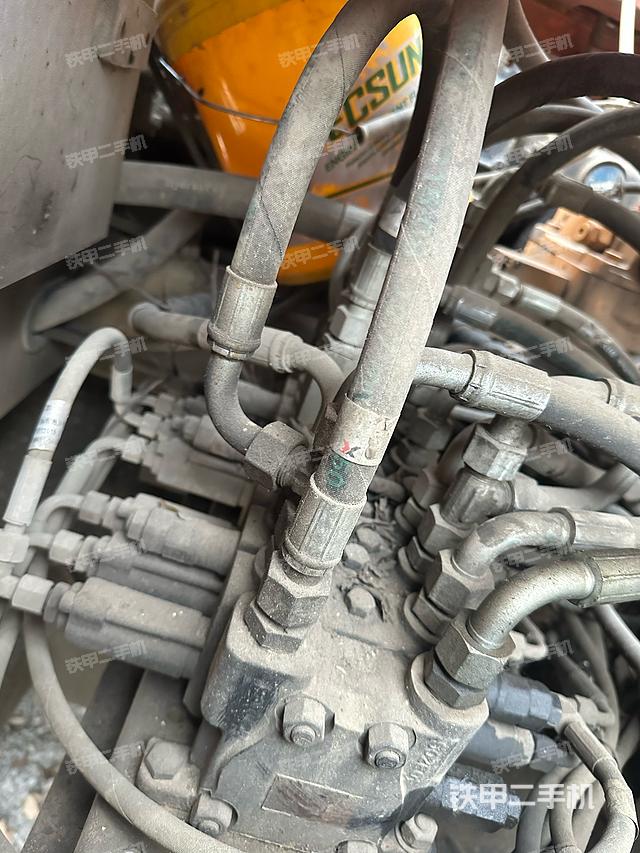 液压泵舱室正面整体（整机外观）