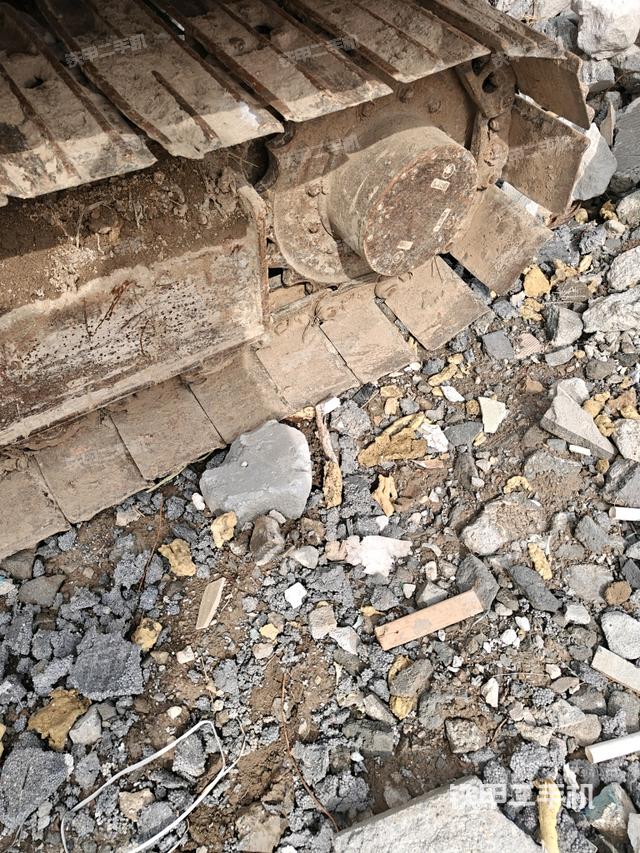 左驅(qū)動輪（行走機構(gòu)）