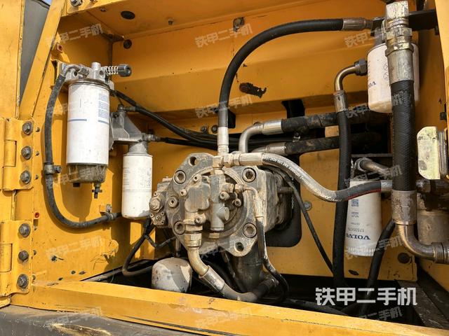 液壓泵艙室正面整體（整機(jī)外觀）