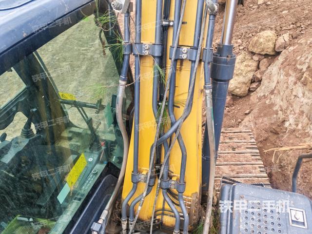 大臂背部俯視(工作和回轉(zhuǎn)裝置) 大臂背部俯視(工作和回轉(zhuǎn)裝置)