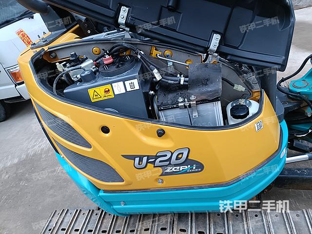 液压泵舱室正面整体（整机外观）