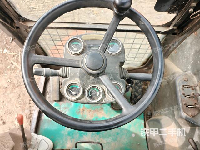 行走控制手柄和踏板?俯拍（駕駛室部分）