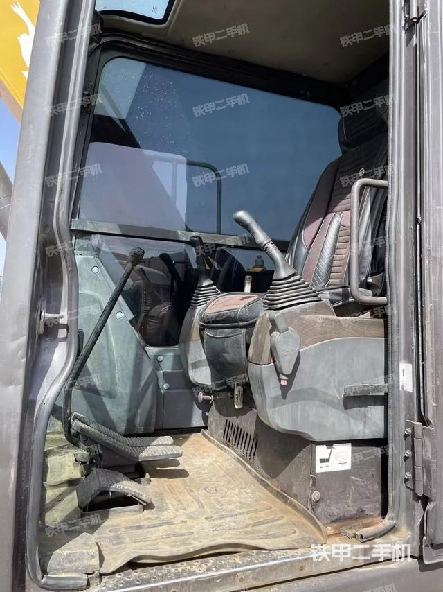 駕駛室整體(整機(jī)外觀) 駕駛室整體(整機(jī)外觀)