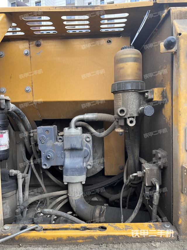 液压泵舱室正面整体（整机外观）