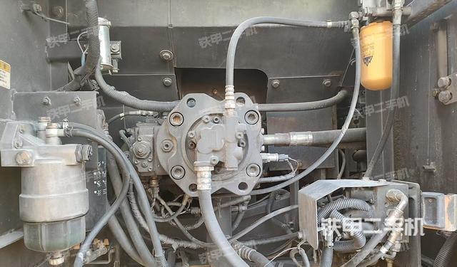 液壓泵艙室正面整體(整機(jī)外觀) 液壓泵艙室正面整體(整機(jī)外觀)