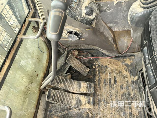 行走控制手柄和踏板?俯拍（駕駛室部分）