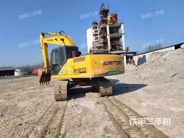 駕駛室頂部(整機(jī)外觀) 駕駛室頂部(整機(jī)外觀)