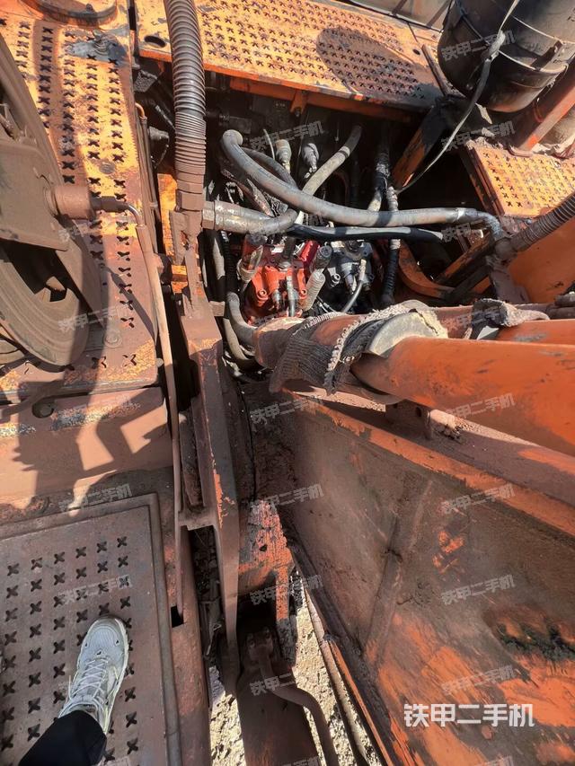 回轉(zhuǎn)馬達(dá)和主控閥(整機(jī)外觀) 回轉(zhuǎn)馬達(dá)和主控閥(整機(jī)外觀)