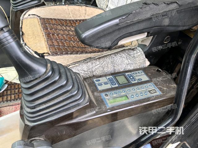 座椅左侧控制台/音响/含左手柄(驾驶室部分) 座椅左侧控制台/音响/含左手柄(驾驶室部分)