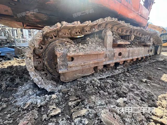 單側(cè)履帶整體(整機(jī)外觀) 單側(cè)履帶整體(整機(jī)外觀)