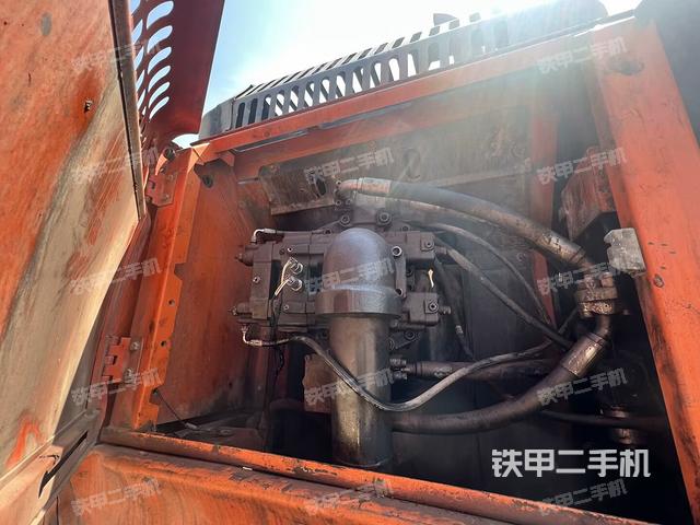 液壓泵艙室正面整體(整機(jī)外觀) 液壓泵艙室正面整體(整機(jī)外觀)