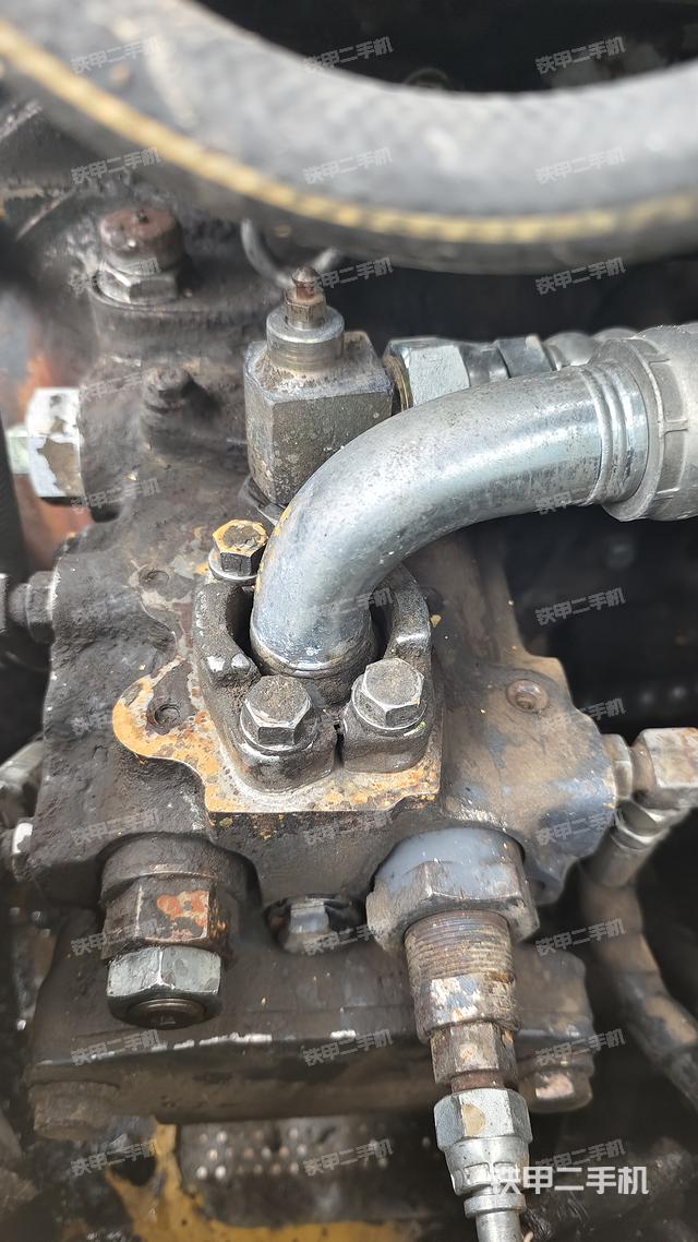 液压泵舱室正面整体（整机外观）