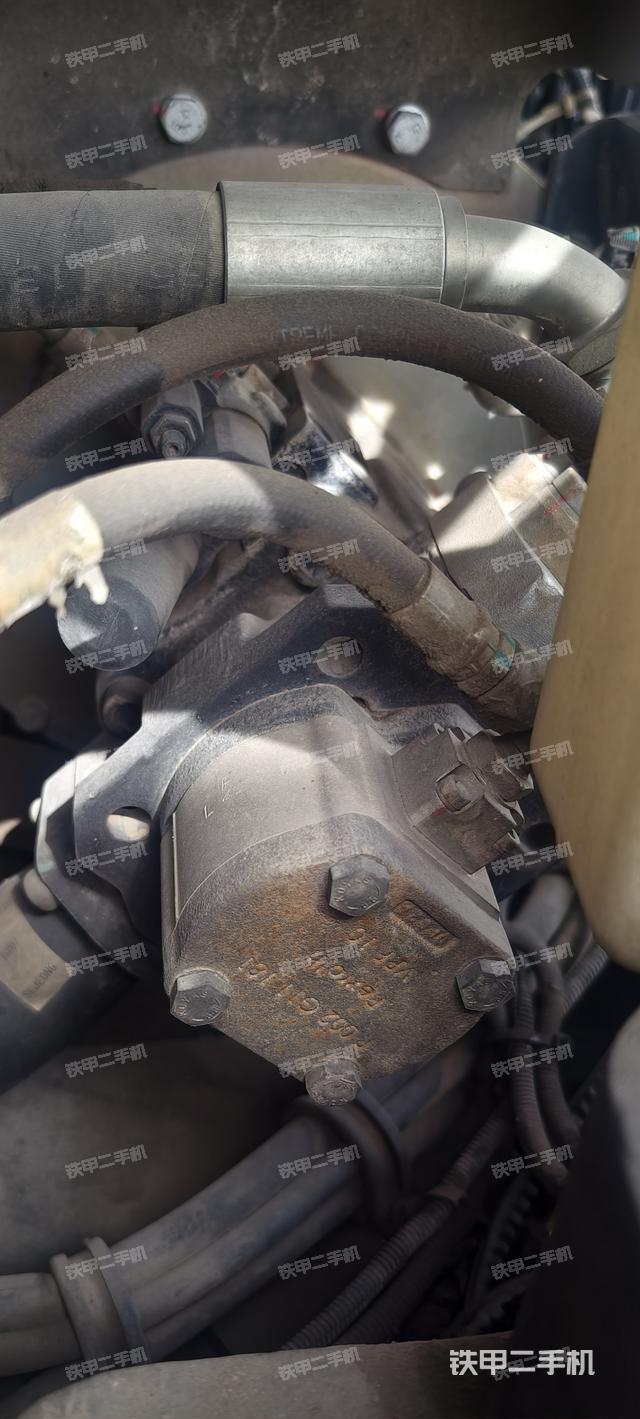 液压泵舱室正面整体（整机外观）