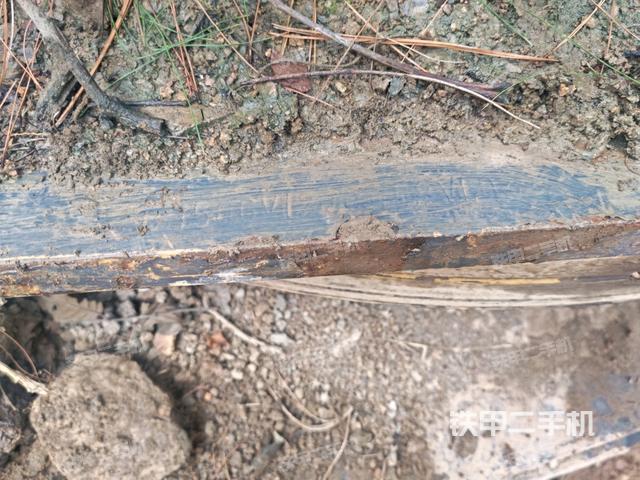 鏟斗右后整體(工作和回轉(zhuǎn)裝置) 鏟斗右后整體(工作和回轉(zhuǎn)裝置)