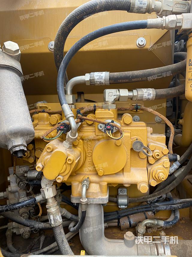 液压泵舱室正面整体（整机外观）