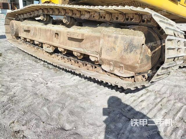 單側(cè)履帶整體(整機(jī)外觀) 單側(cè)履帶整體(整機(jī)外觀)