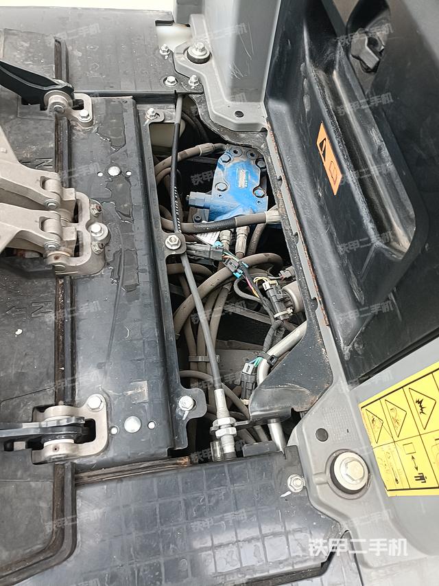 回转马达和主控阀（整机外观）