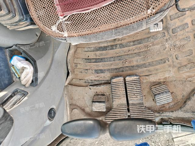 行走控制手柄和踏板?俯拍(駕駛室部分) 行走控制手柄和踏板?俯拍(駕駛室部分)
