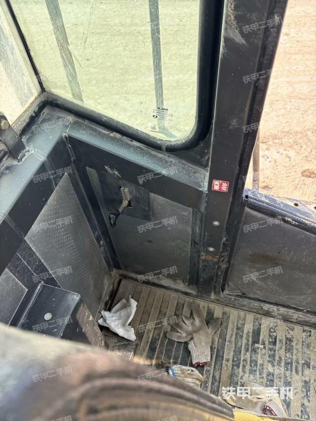 駕駛室內(nèi)部（駕駛室部分）