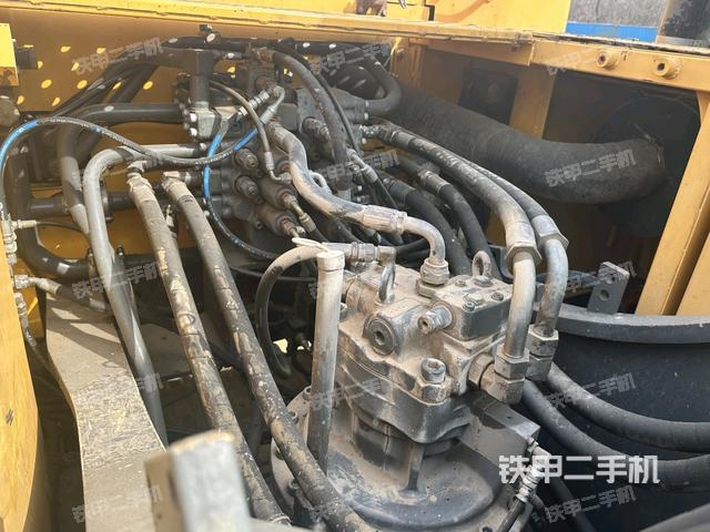 回轉(zhuǎn)馬達(dá)和主控閥（整機(jī)外觀）