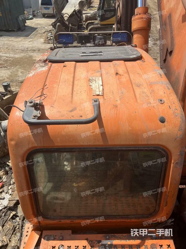 駕駛室頂部(整機(jī)外觀) 駕駛室頂部(整機(jī)外觀)