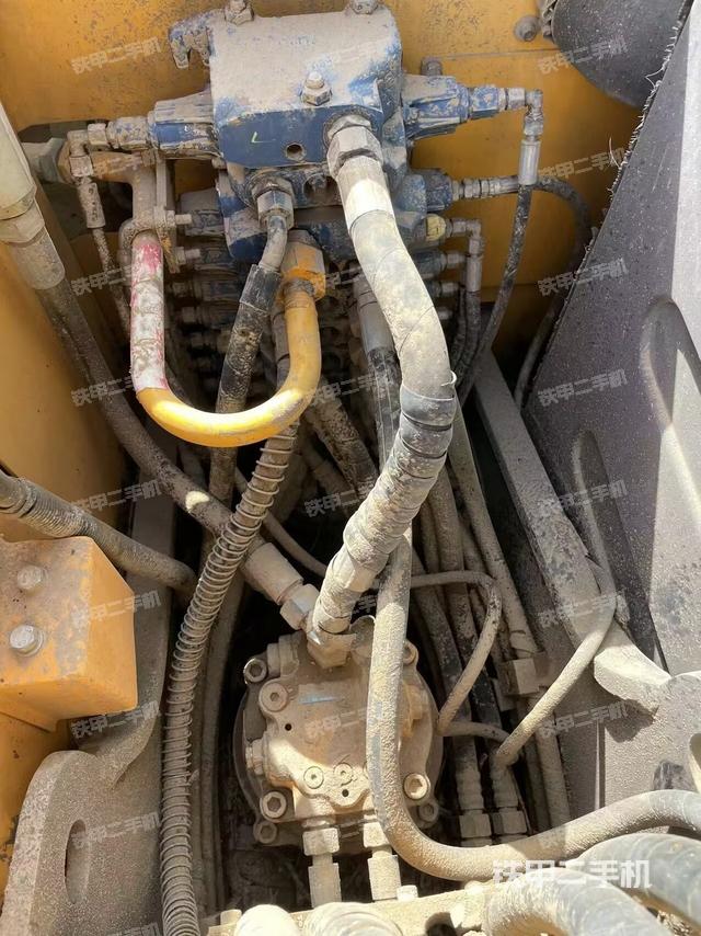 回轉(zhuǎn)馬達(dá)和主控閥(整機(jī)外觀) 回轉(zhuǎn)馬達(dá)和主控閥(整機(jī)外觀)