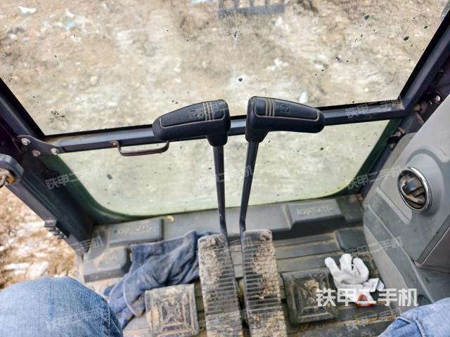 行走控制手柄和踏板?俯拍（駕駛室部分）