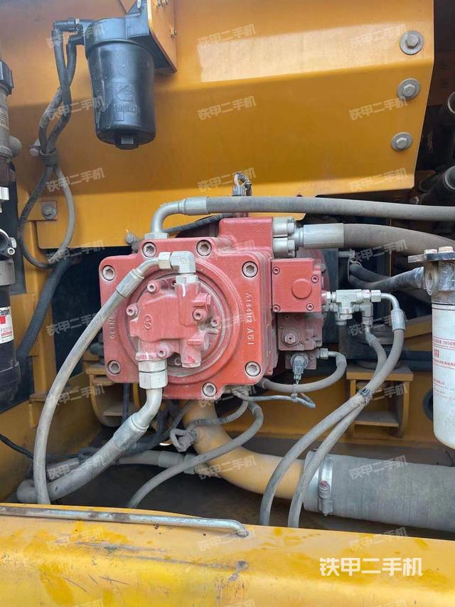 液壓泵艙室正面整體(整機(jī)外觀) 液壓泵艙室正面整體(整機(jī)外觀)