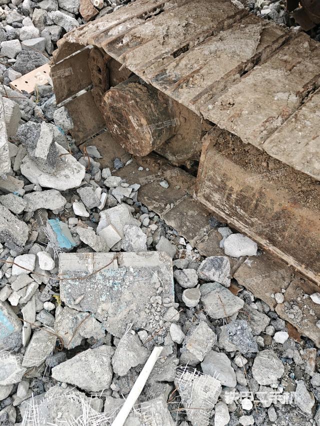 右驅(qū)動輪（行走機構(gòu)）