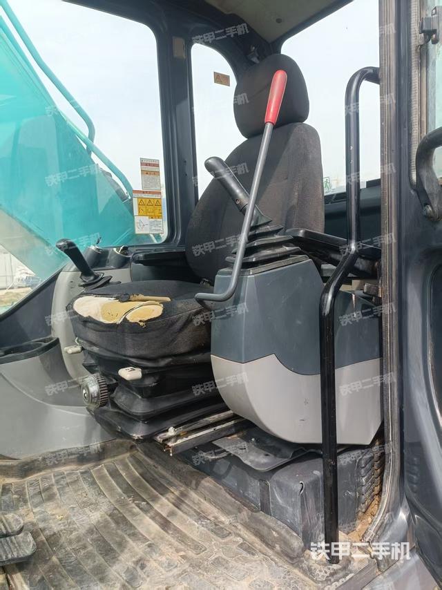 駕駛室頂部（整機外觀）